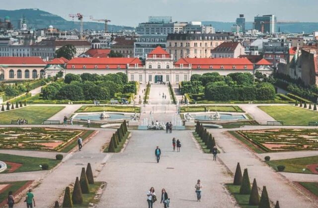 Österreich entgeht der Rezession, doch steigende Kosten und Wohnungsdruck trüben die Erholung